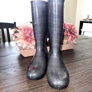 Classic Shaye Rain boot by UGG. Worn twice beautiful grey plaid.